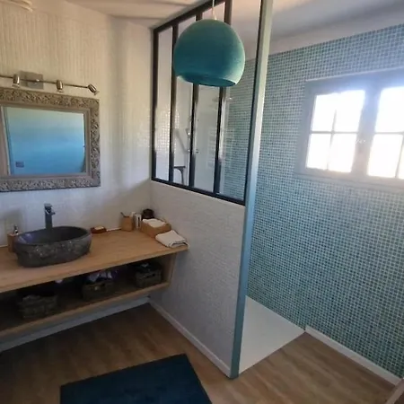 House Between And Saint-cyr-la-popie بيت للعطل *