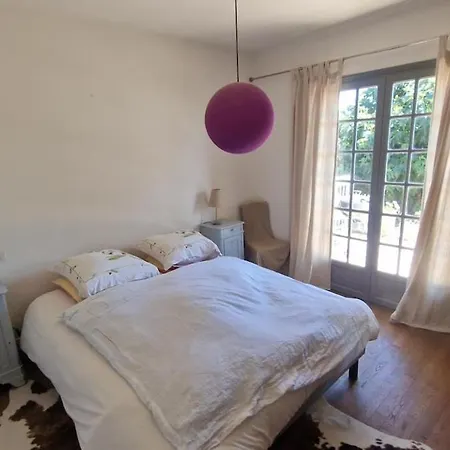 House Between And Saint-cyr-la-popie بيت للعطل