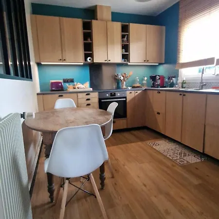 House Between And Saint-cyr-la-popie بيت للعطل *